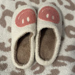 Smiley Face Slippers Amazon size 7 Photo 0
