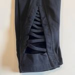 Athleta Mind Over Mat Lattice Cut Out Capri Leggings Women’s Size Small Black Photo 10