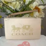 Coach  Largo Chalk  Wristlet Horse And Carriage Photo 0