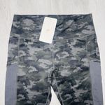 Fabletics NWT Camo Capri Leggings Size L 10-12 Photo 4