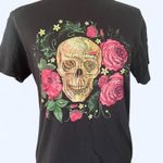 Black skull and roses graphic t Photo 1