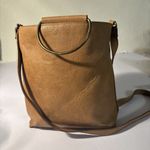 Universal Threads AWESOME-UNIVERSAL THREAD Camel Brn VEGAN LEATHER CROSSBODY PURSE W/METAL HANDLES Photo 2