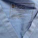 FIGS   Casma Three-Pocket Scrub Top Ciel Blue Short Sleeve scrub size LARGE Photo 3