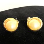 Vintae Ciner Cabachon Pearl Clip On Earrings Gold Signed Classic Glam Old Money Photo 2