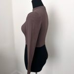 Set Active Ribbed Long Sleeve Crop with Double Zipper in Color Pepper & Size XS Photo 6