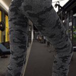 Med. Seamless Black Camo Scrunch Leggings Photo 0