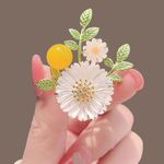 White‎ Floral Brooch with Yellow Bead Accent – daisy natural Photo 1