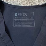 FIGS Catarina Scrub Top M Graphite Charcoal | V-Neck One Pocket | Technical Photo 10