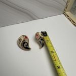 Avon Enamel Paisley Red Cream Blue Gold Tone Stud Pierced Earrings NWOT Photo 3