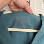 FIGS  Catarina One-Pocket Scrub Top Teal V-Neck Women's Short Sleeve Photo 1