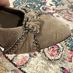 B. Makowsky Karly Taupe Gray Suede Leather Heels Chain Detail Pointed Shoes 6.5 Photo 8