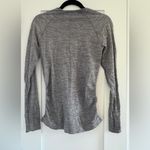 Athleta  Speedlight Heather Gray Seamless Top Long Sleeve Gym Athletic Size Small Photo 5