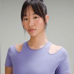 Lululemon NWT  shoulder Cut Out Yoga T-shirt lavender size 6 Photo 2