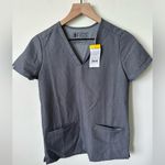 FIGS NWT  Casma Three-Pocket Scrub Top Graphite XXS Photo 1