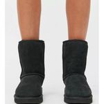UGG Women's  Classic Short II Sheepskin Boots 1016223 - Black Sz 6 EUC Warm Cute Photo 1