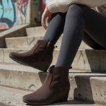 Crocs Leigh Suede Wedge Boots GUC Size 8.5 S4021 Photo 5