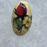Artisan Vintage brooch   hand painted flower on ceramic. Photo 1