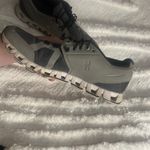 on cloud Running Shoes Photo 2