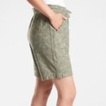 Athleta  Women Size 6 Farallon Bermuda Camo Green Shorts Drawstring Pockets Photo 8