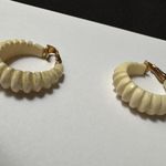 Vintage Signed Vogue Carved Appearance Cream Clip On Non Earrings Gold Tone Photo 2