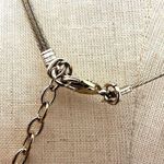 Jones New York gold tone circle wire pendant necklace Photo 4