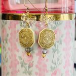 Elegant Gold Earrings with Bow Accent Photo 2