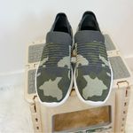 Blondo  Karen Waterproof Knit Sneaker camo size 7 Photo 2