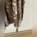 Old Navy  size small tan and‎ white floral short sleeve blouse​ Photo 2