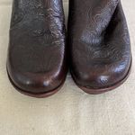 Nurture by Lamaze Dark‎ Brown Tooled Leather Band Clogs Miles Size 9 Photo 6