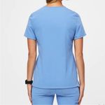 FIGS  Casma Three Pocket Scrub Top: Ciel Blue Photo 2