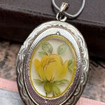 Vintage Floral Locket Necklace – 70s/80s Yellow Rose Cabochon on 20” Chain Silver Photo 0