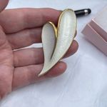 Vintage J.J. Brooch Modernist white enamel on gold colored metal. Photo 2