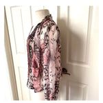 Jennifer Lopez  pink pattern long sleeved blouse Photo 3