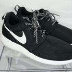 Nike Womens Black/White Roshe Photo 0