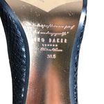 TED BAKER LONDON Pump Women Sz 8 Embossed Pointed Toe Black Party Business Retro Photo 7