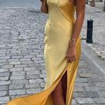 backless yellow dress Photo 0