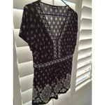 Apt. 9  Women's Black White Geometric Flora Largel Print V-Neck Short Sleeve Top Photo 3