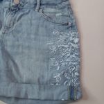 Simply Vera 6 31 Short Embroidered Light Blue Distressed Denim Cuffed Shorts Photo 3