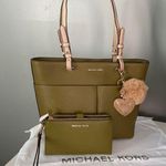 Michael Kors Bedford Tote Bag With Matching Wallet Photo 0