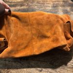 XOXO Orange suede shoulder bag with an organic rustic look Photo 11