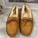 UGG  Australia Women's Dakota 5612 Chestnut Sheepskin Moccasins Slippers Sz 8 Photo 3