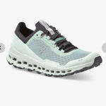 on cloud On-running Photo 0