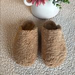 Cozy Tan IB Sherpa Fleece Slippers NWOT Sz 8 Photo 2