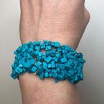 Women’s Turquoise Colored Chip/Stones Stretch Cuff Bracelet EUC OS Photo 0