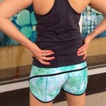 Lululemon  | Size 8 | Run Speed Short Spray Dye White Blue Tropics / Black Photo 2