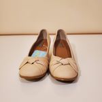 Baretraps Lexia Memory Insole Beige Wedge Round Toe Bow Pumps 6.5 Photo 2