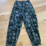Pretty Little Thing  - Khaki Camo Print Baggy Low Rise 90’s Cargo Pants in Green Photo 4