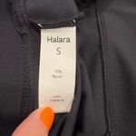 Halara ππ CROSSOVER HEM CROPPED SPORTS TOP BLACK SZ S Photo 6