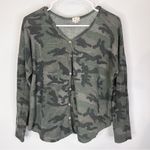 BKE // THE BUCKLE Women’s Green Camo Waffle Knit Button Up Top Medium Photo 4