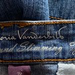 Gloria Vanderbilt -ALL AROUND SLIMMING EFFCT Jean Shorts, 2 fro t pockets. 2 back pockets, size 10, excellent condition Photo 7